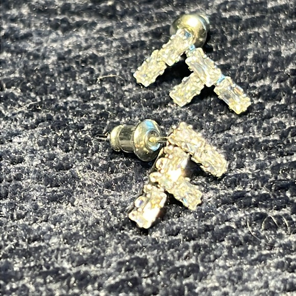 Diamond style “F” stud earrings - Picture 2 of 4